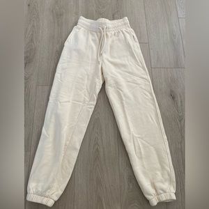 H&M women’s size XS cream colored sweatpants. Super soft and barely worn.